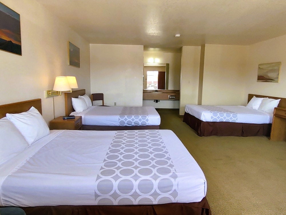 Standard Room, Multiple Beds, Non Smoking - Photo 1