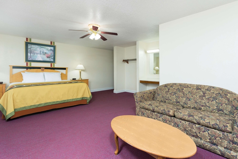 Studio Suite, 1 King Bed, Non Smoking - Photo 3