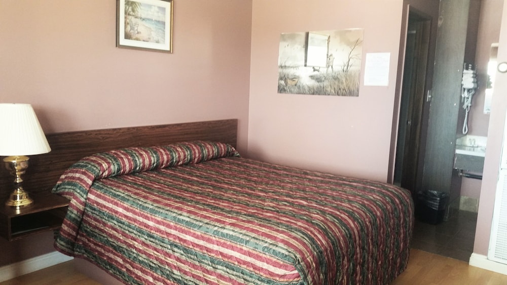 Basic Room, 1 Queen Bed, City View photo 3
