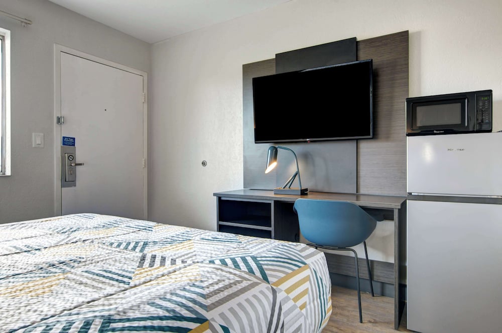 Deluxe Room, 1 Queen Bed, Non Smoking, Refrigerator & Microwave - Photo 4