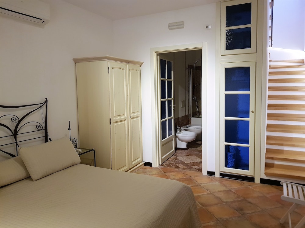 City Apartment, Partial Sea View (Eracle)