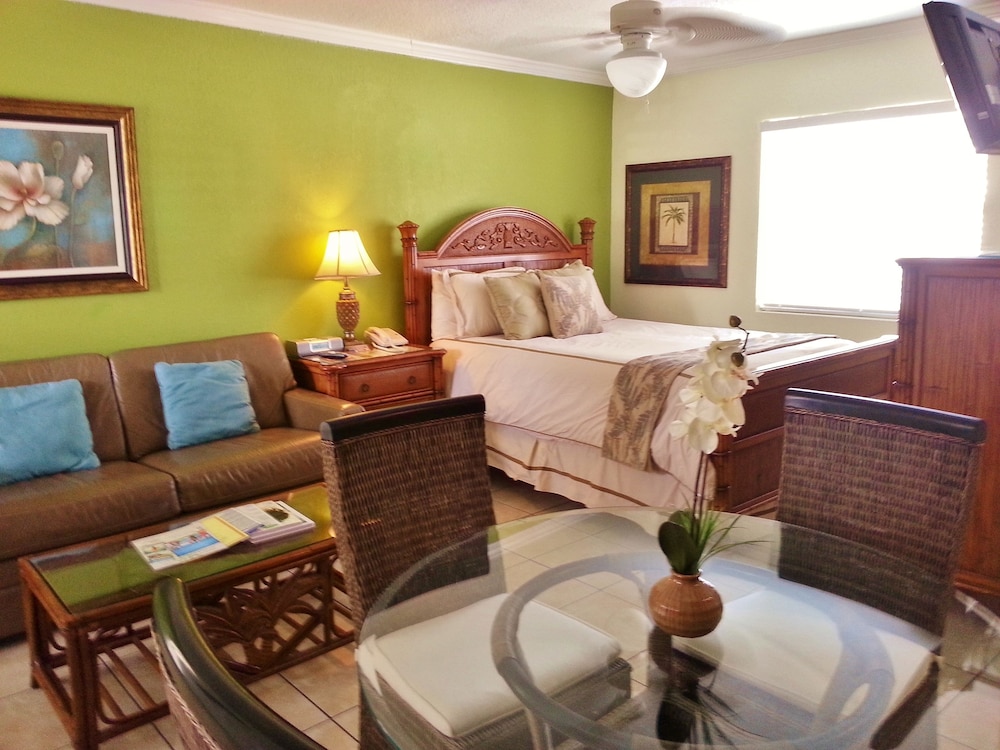 Deluxe Room, 1 Queen Bed, Kitchen (Designer Efficiency)