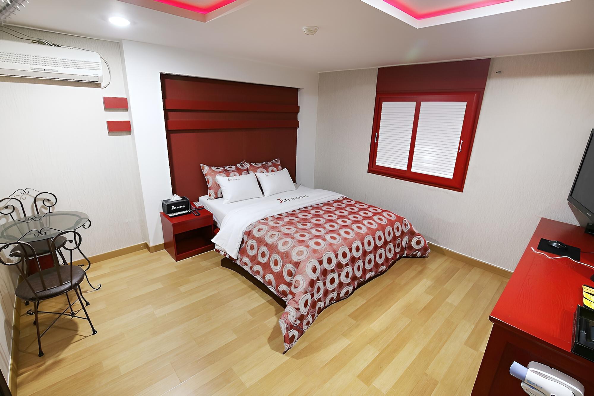 Room (Suite room RED) - Photo 13