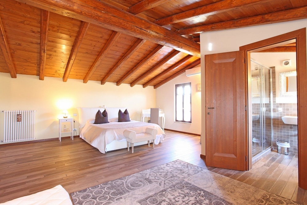 Deluxe Double Room, Ensuite, Hill View photo 3