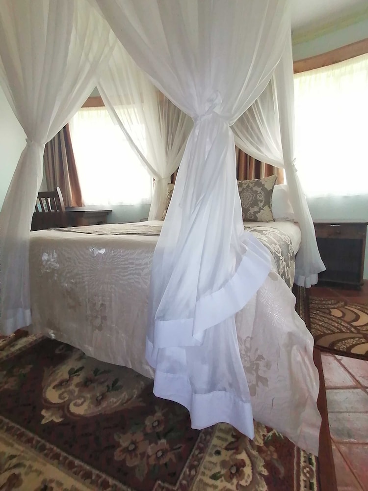Family Room, 2 Bedrooms, 2 Bathrooms, Garden View photo 3