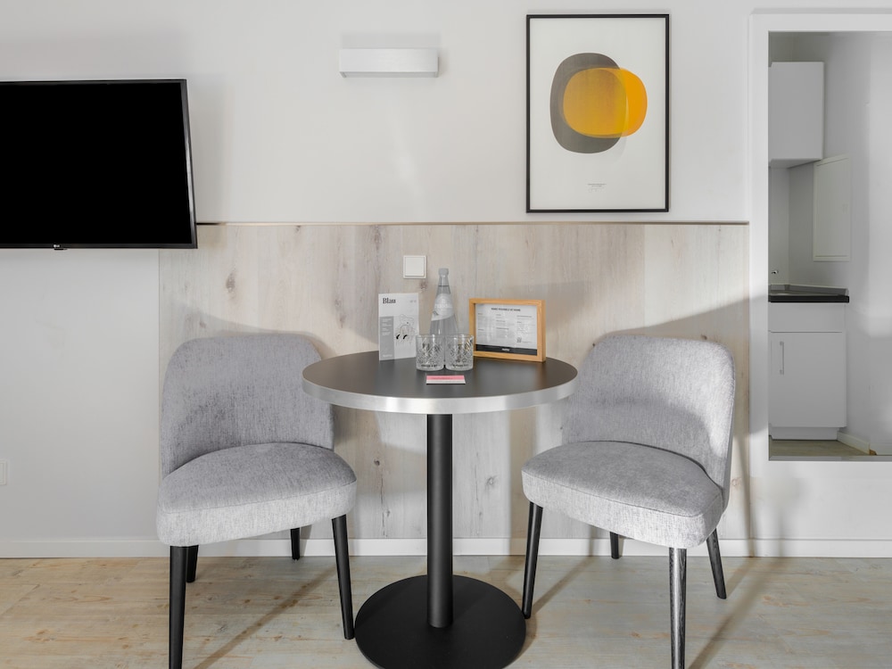 Medium Studio with Kitchenette - Photo 11