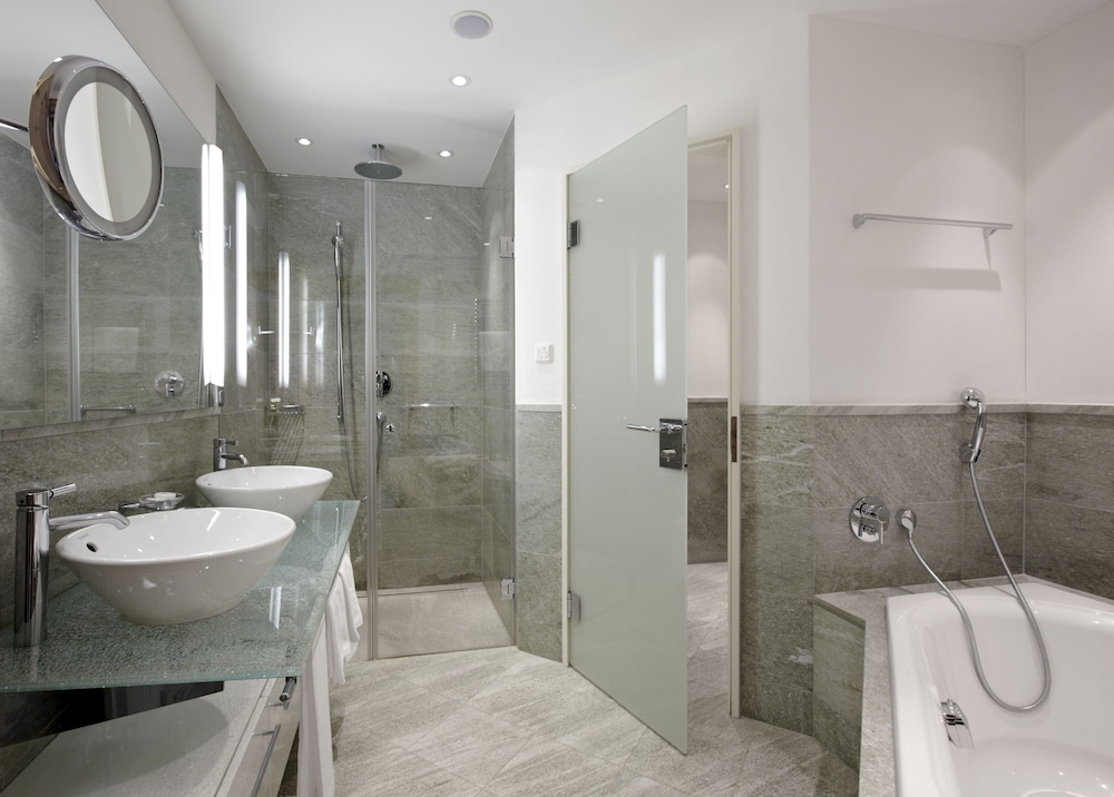 Suite - Photo 2