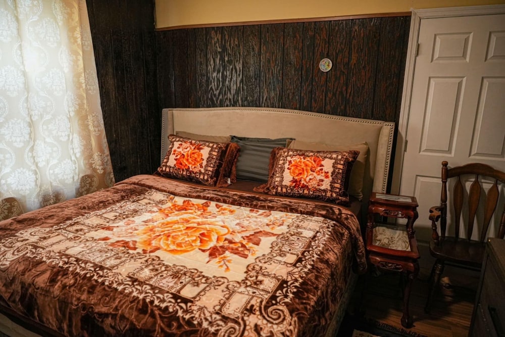 Elite Double Room, 1 King Bed, Non Smoking, Private Bathroom photo 2