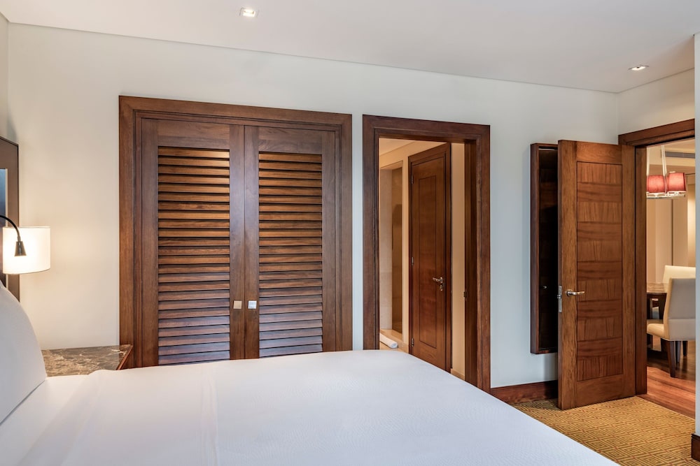 Deluxe Suite, 1 King Bed, Balcony photo 3