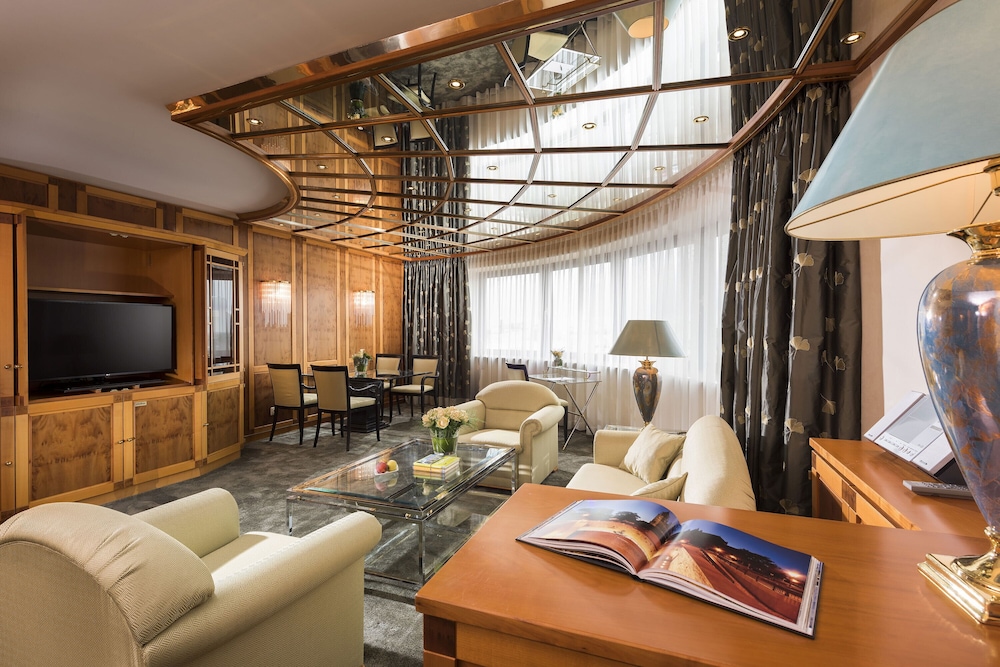 Luxury Suite - Photo 1