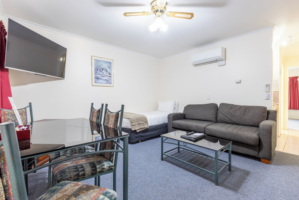 Budget Alleyway One Bedroom with Bath photo 2
