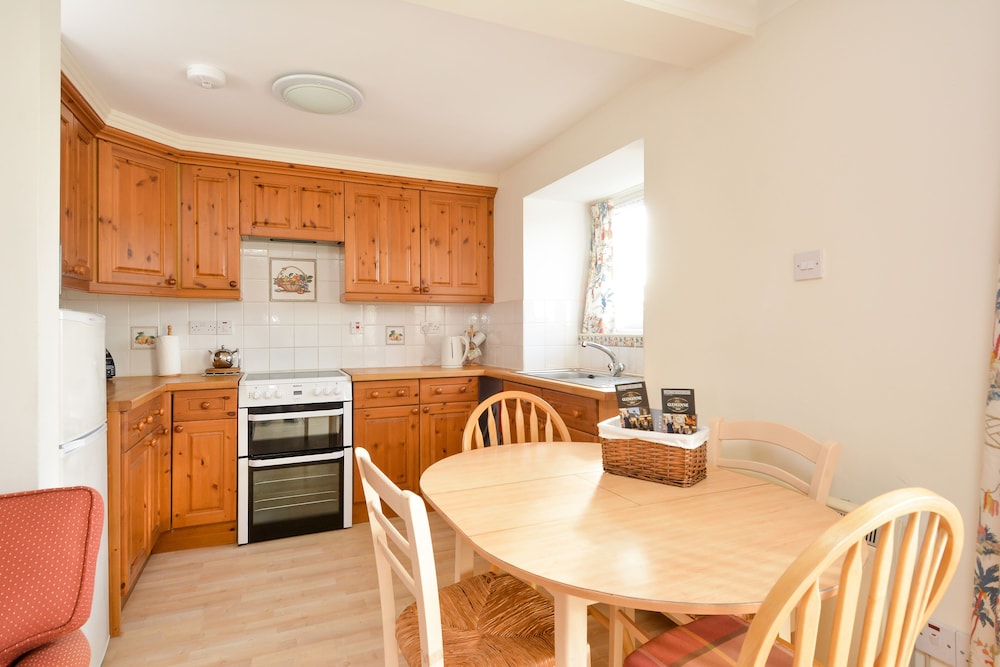Cottage (Hawthorn) photo 2