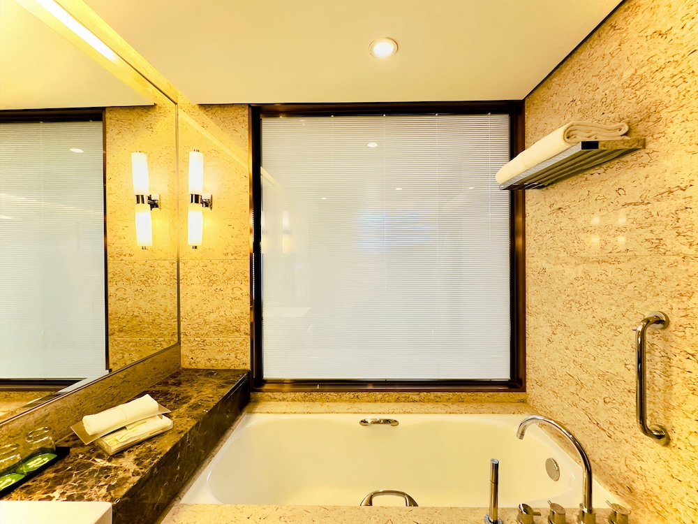 Premium Room, 1 King Bed, Smoking, Club Lounge Access (High Floor) - Photo 5