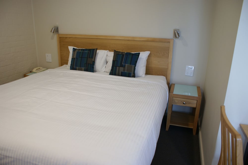 Standard Room, Multiple Beds, Non Smoking, Ground Floor (Walk-In Shower) - Photo 3