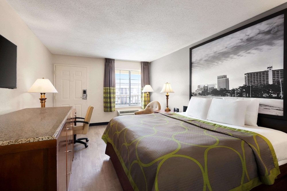 Room, 1 King Bed, Smoking - Photo 3