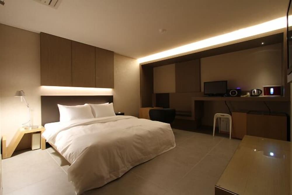 Standard Room (A / Check-in 12PM / 4PM on Saturday) photo 2