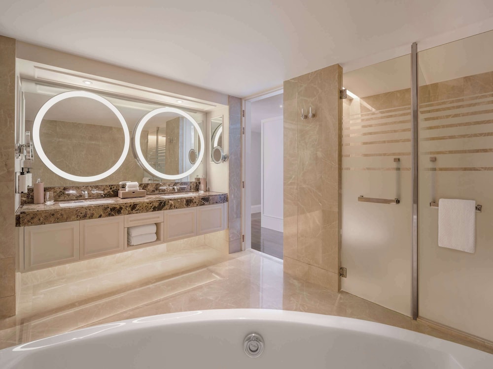 OPERA SUITE, 1 King Size Bed, Spacious Living Room, Club Millésime Access
