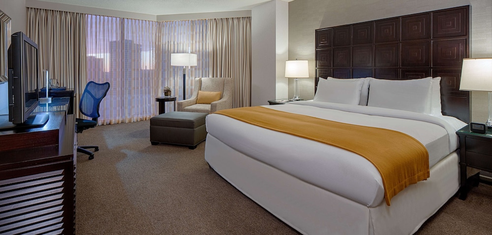 One Queen Bed - Photo 2