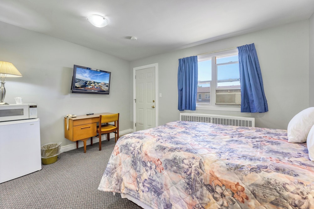 Comfort Room, 1 Queen Bed, Non Smoking, Bathtub photo 3
