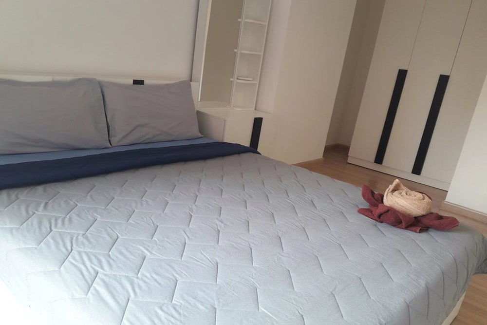 Business Condo, 1 Queen Bed with Sofa bed, Refrigerator & Microwave, Pool View photo 2