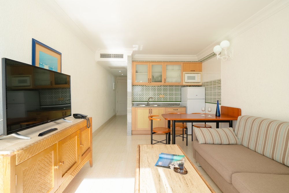 One-bedroom apartment with A/C, balcony (3 adults)