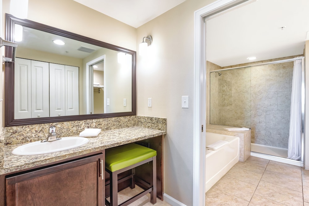 Deluxe Two Bedroom Suite, Pool View - Photo 23