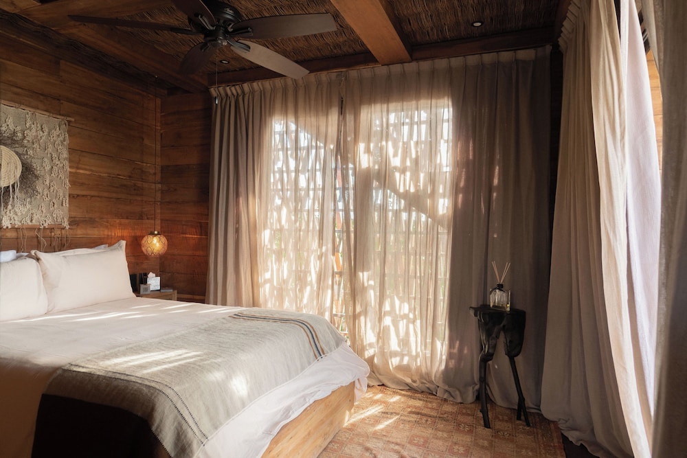 Tree House, Beachfront - Photo 1