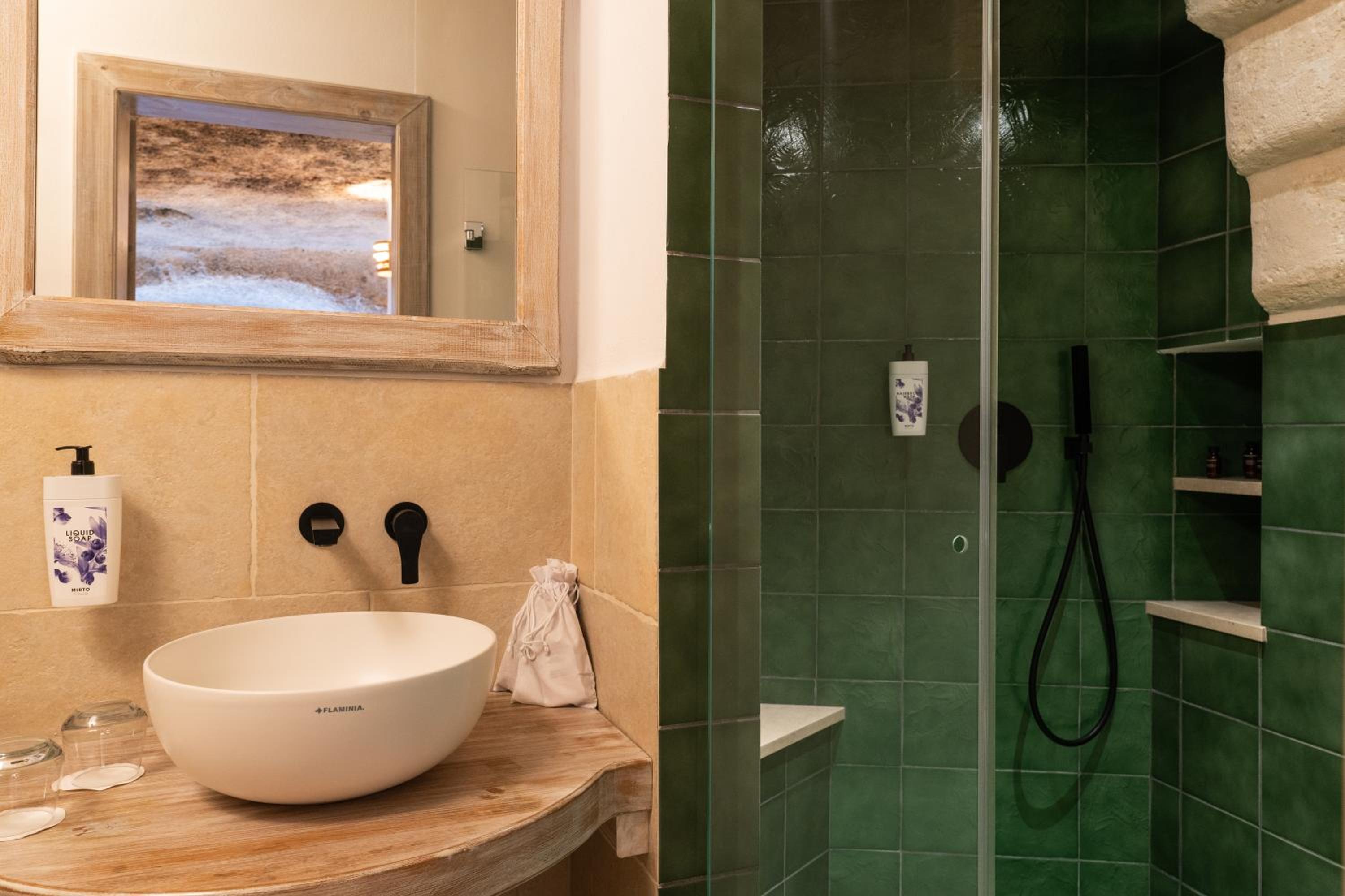 Suite with Hot Tub photo 3