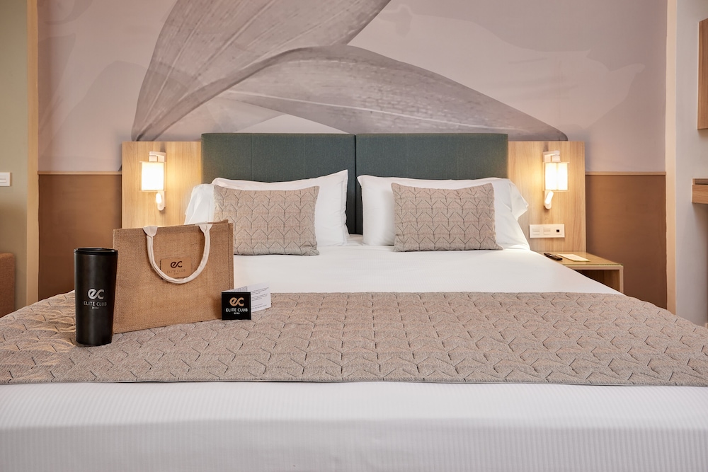 Junior Suite, Oceanfront (Deluxe - Elite Club (B2C-CA)) photo 3