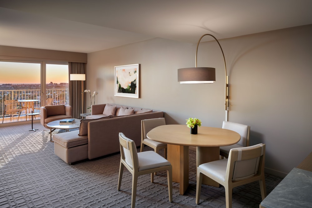 Corner Suite, 1 Bedroom, 1 King Bed thumbnail 5