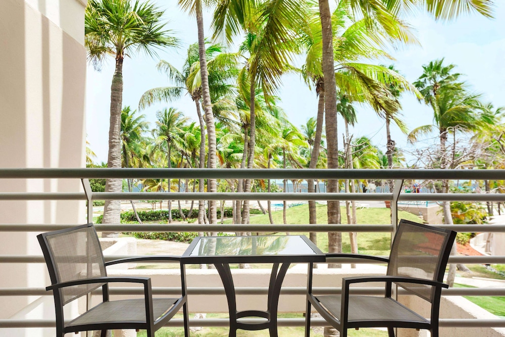 Balcony Pool View Room with 2 Double Beds - Photo 4
