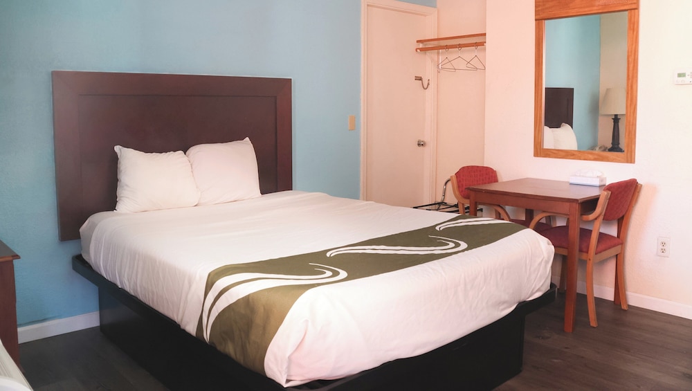 Two queen bed non smoking - Photo 2