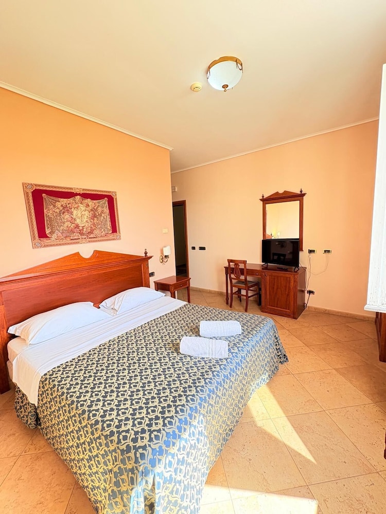 Economy Double Room photo 1