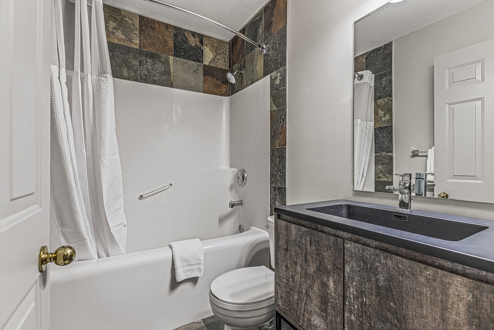 Standard Double Room, 2 Queen Beds, Mountain View photo 3