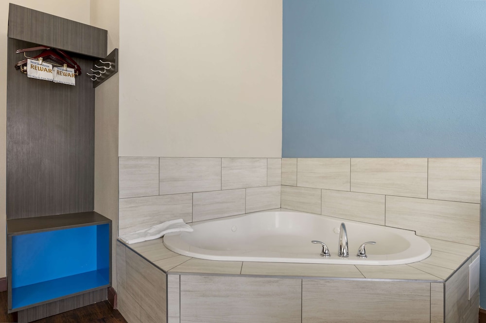 Standard Room, 1 King Bed, Non Smoking, Jetted Tub (Shower Only) - Photo 2
