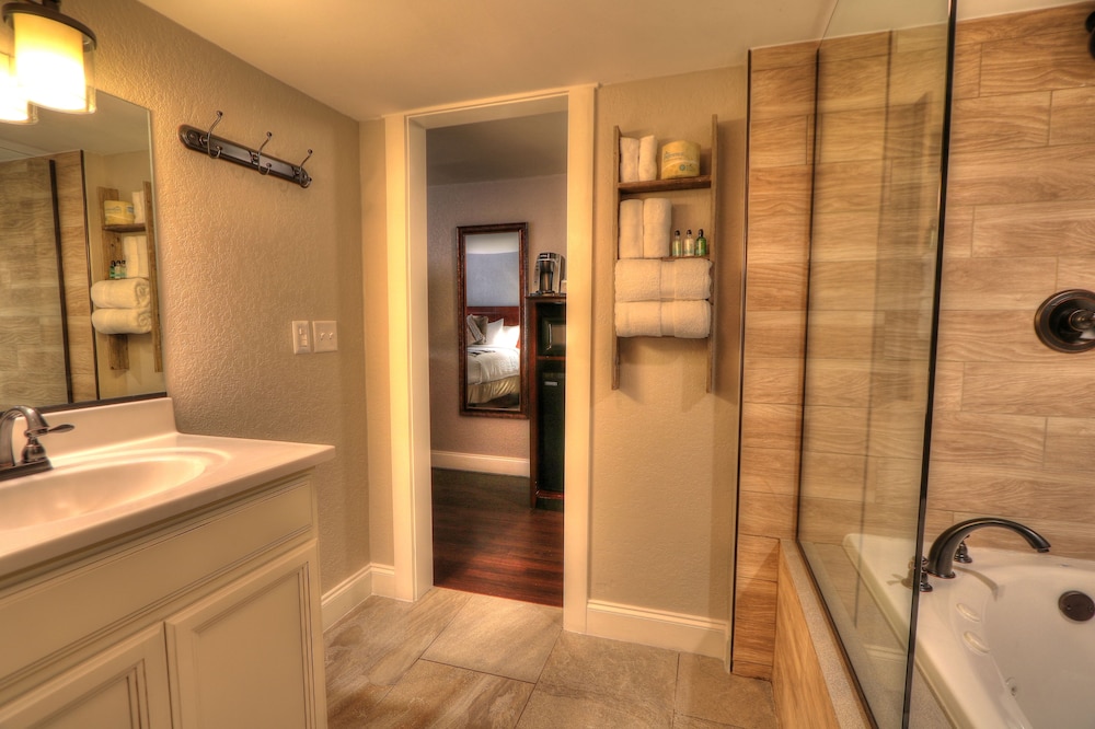 Honeymoon Room, 1 King Bed, Jetted Tub (Private Balcony), photo 6