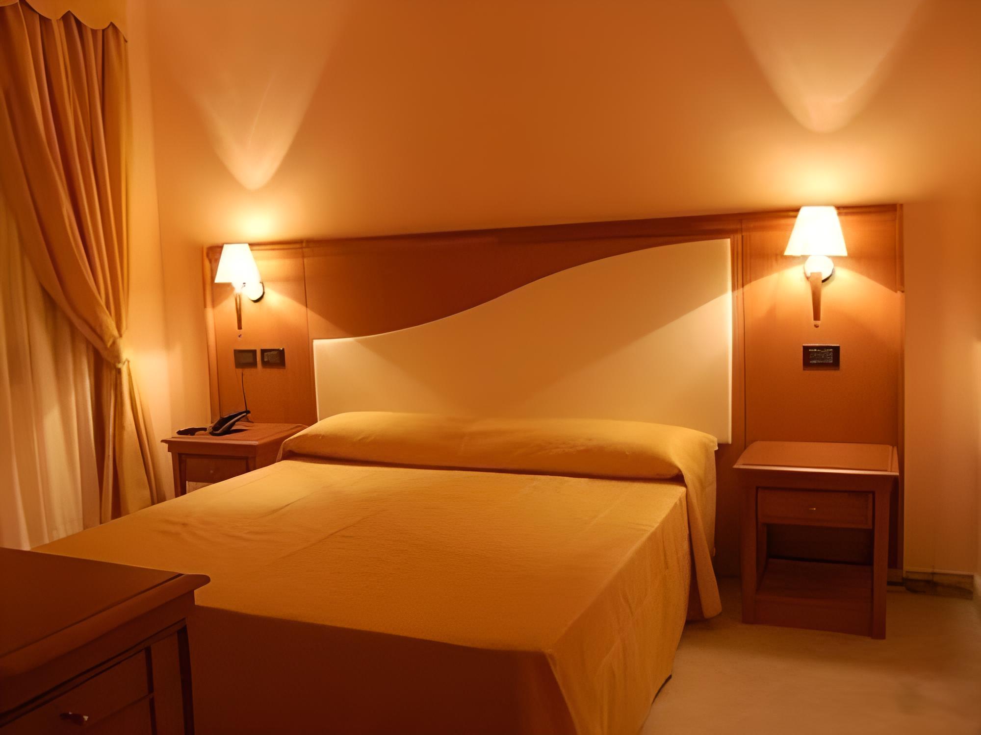 Basic Double Room Single Use, 1 Queen Bed