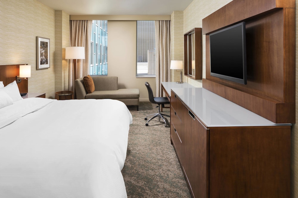 Deluxe Room, 1 King Bed, City View - Photo 1