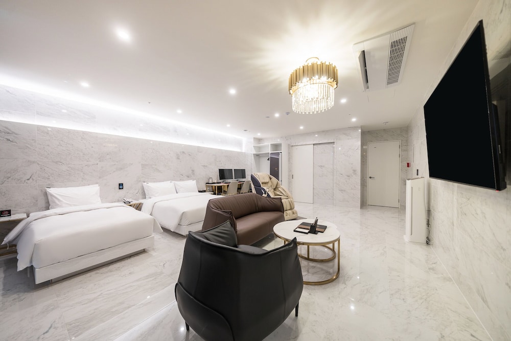 Premium Suite - Photo 3