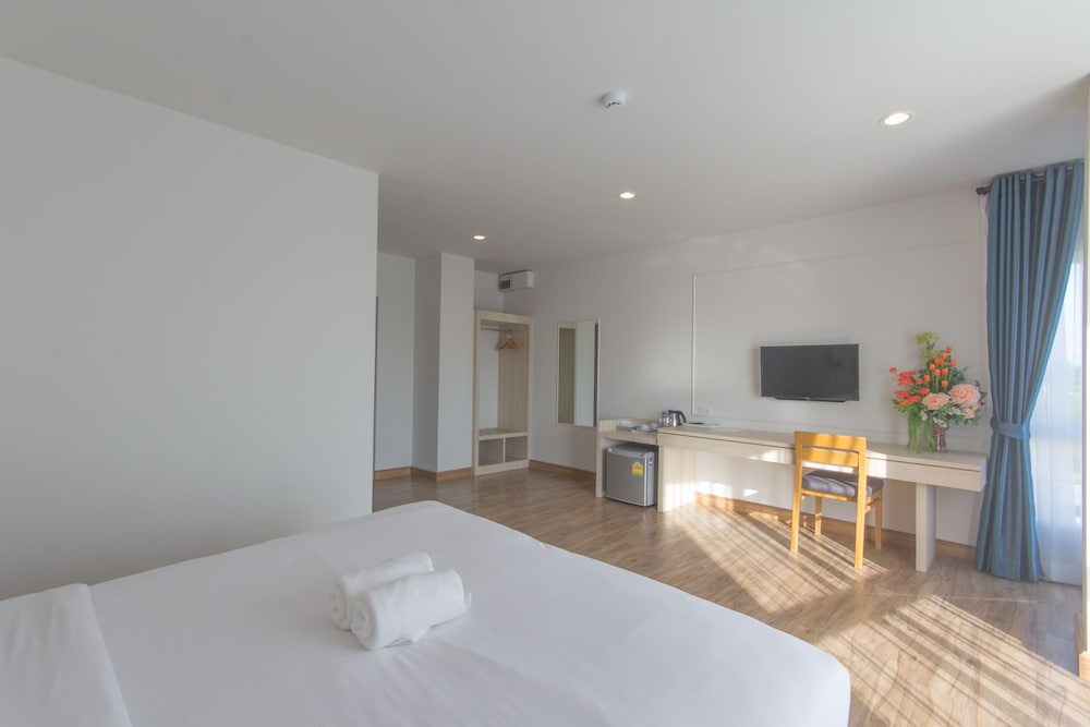 Deluxe Room, 1 King Bed - Photo 4