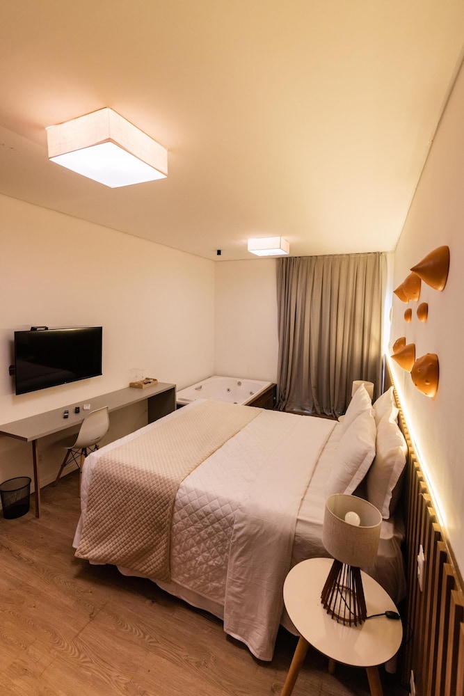 Luxury Room, 1 King Bed, Bathtub, Garden View photo 2