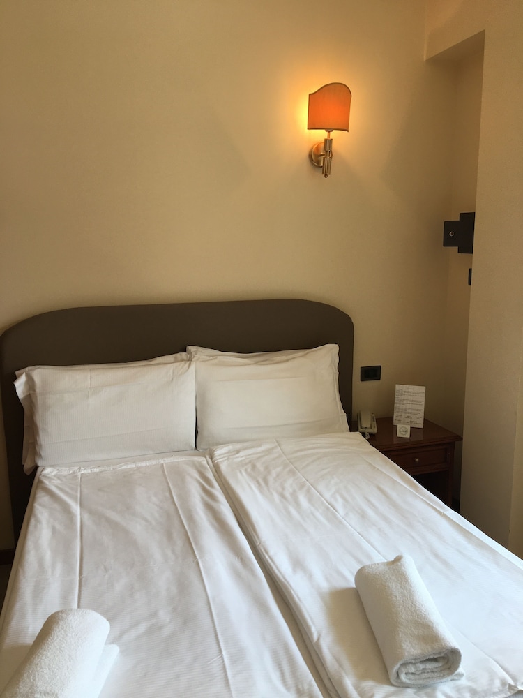 Deluxe Double Room Single Use, 1 Queen Bed, Terrace, Lake View photo 2