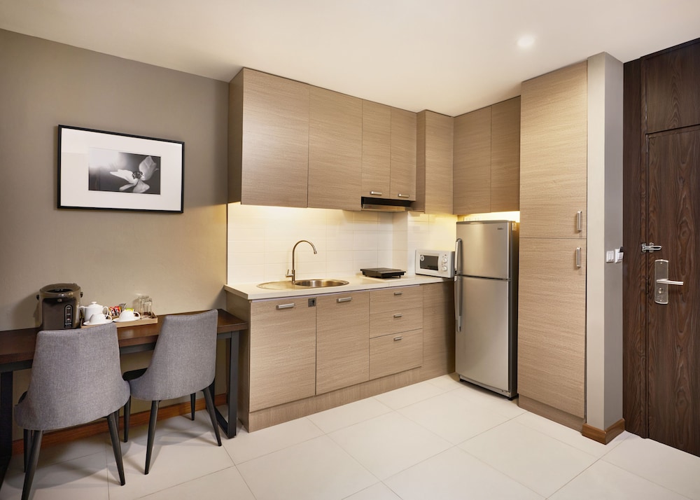 Deluxe Pool View Room with Kitchenette - Photo 14