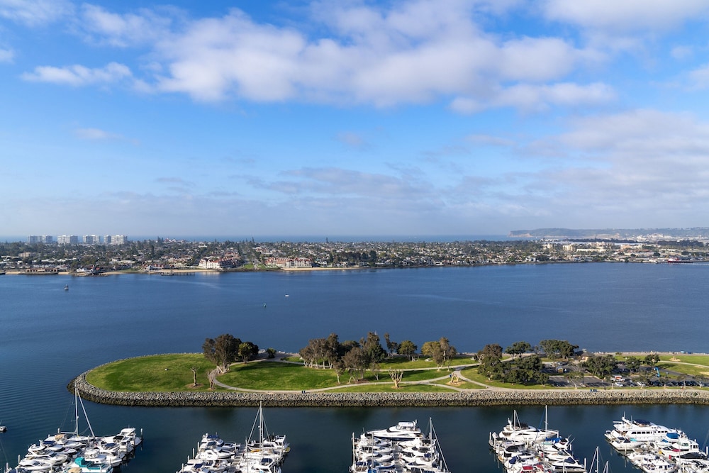 Deluxe Room, 2 Queen Beds, Bay View (Balcony) - Photo 3