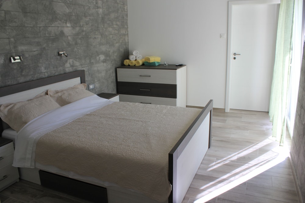House, 3 Bedrooms photo 1