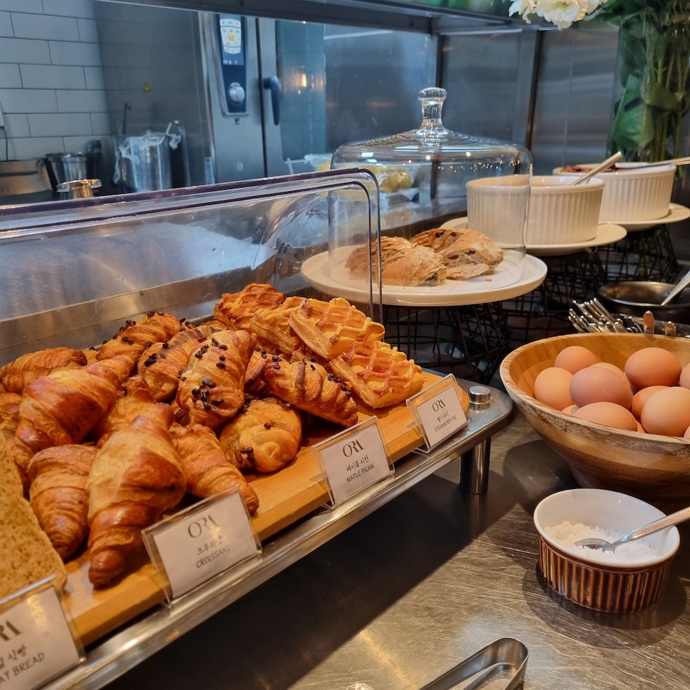 Superior Triple Airport View - Breakfast for 2 People Included photo 3