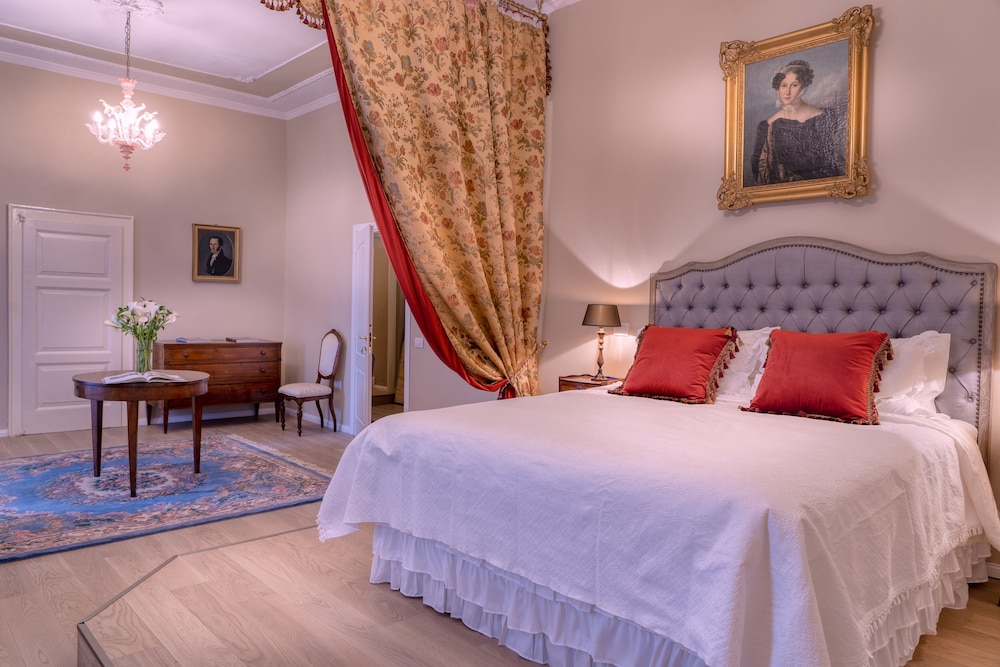 Deluxe Studio Suite, 1 King Bed, Balcony, Garden View photo 1