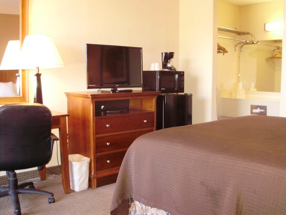 Deluxe Room, 1 Queen Bed photo 2
