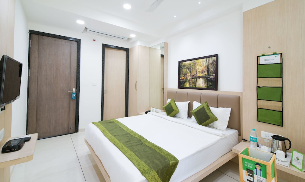 Deluxe Room, Smoking