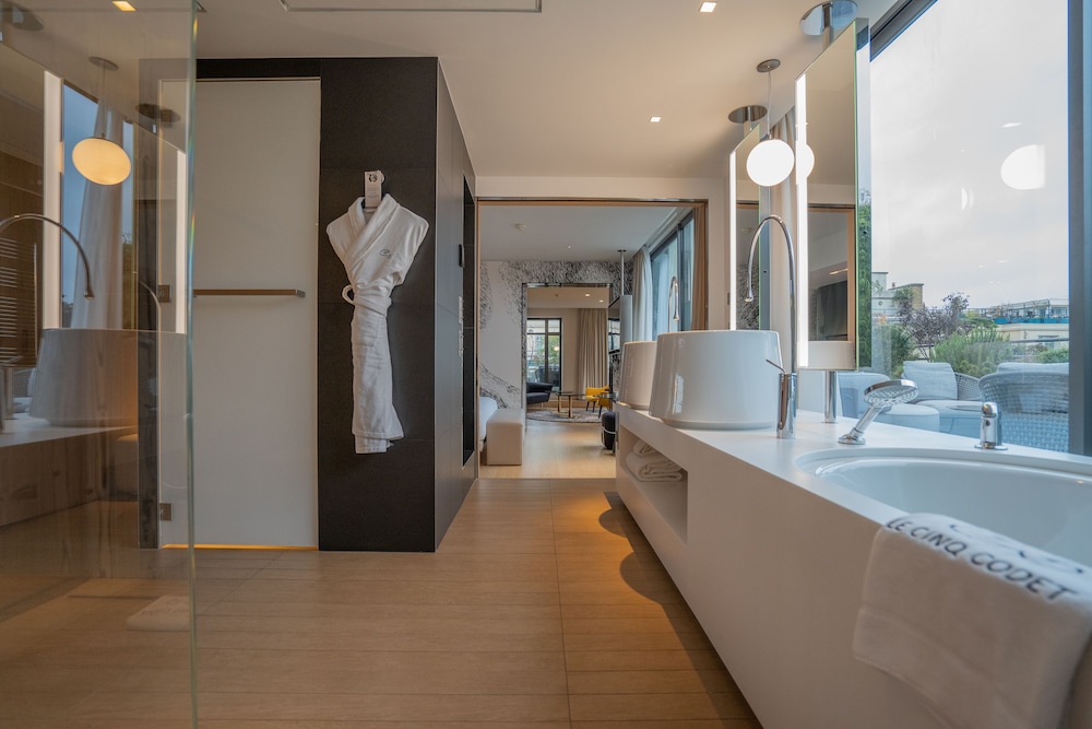 Eiffel Dome Spa Suite